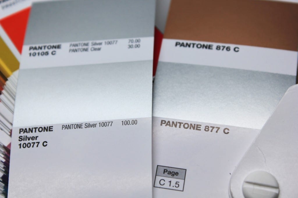 Pantone 877 und Pantone Silver 10077 C im Vergleich: Bild 1
