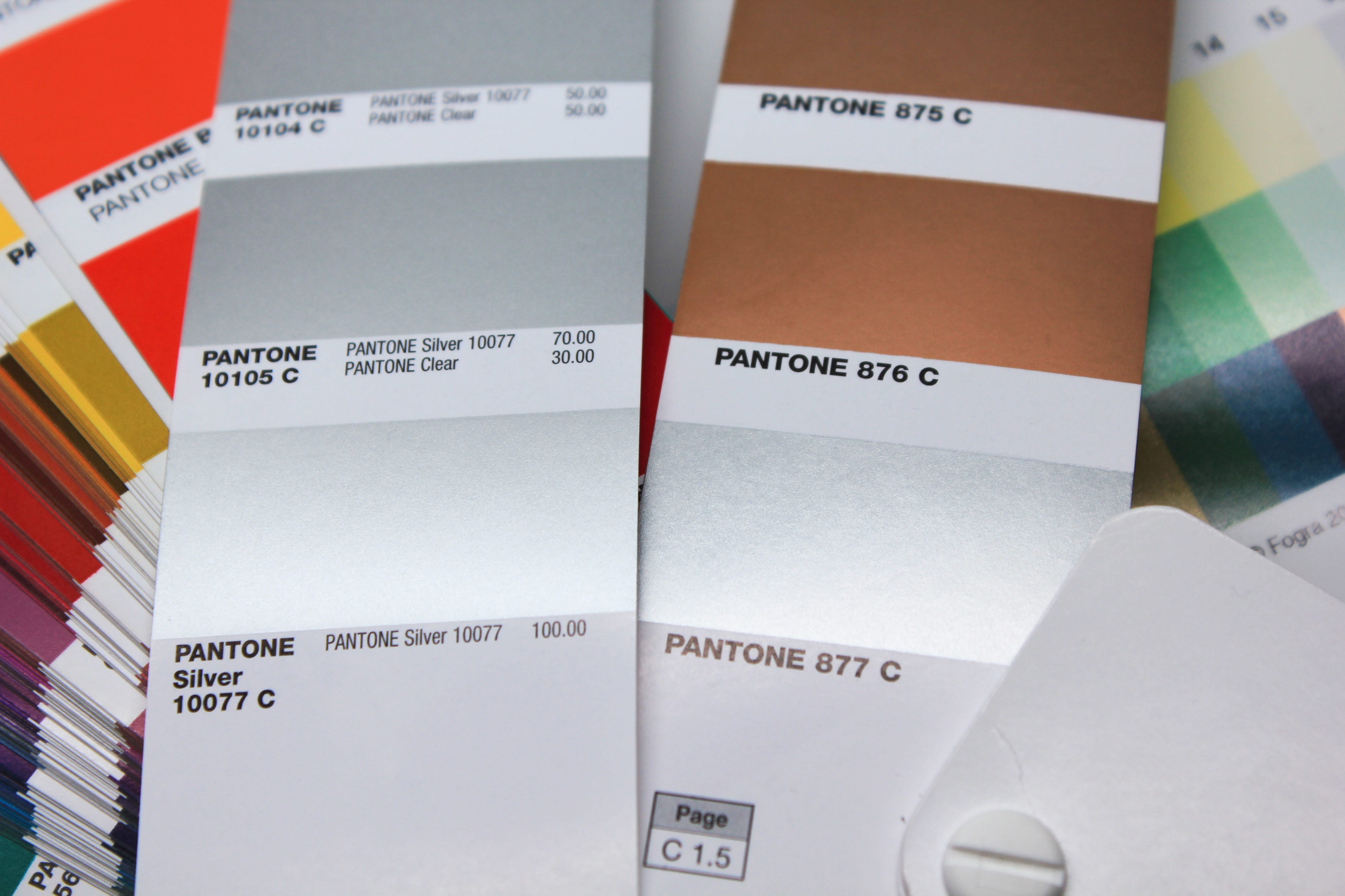 Srovnání barev Pantone 877 a Pantone Silver 10077 C: Obrázek 2