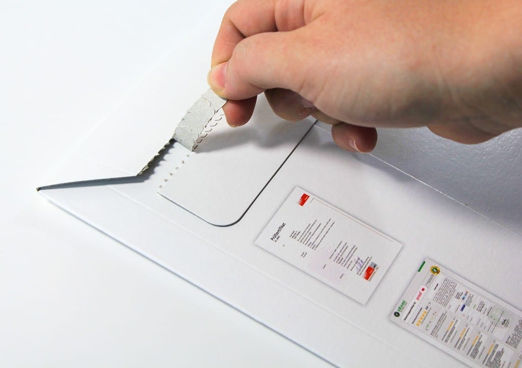 Die neuen Proof Verpackungen verfügen über Aufreißlaschen, die nach dem Postversand ein einfaches Öffnen der Verpackungen ermöglichen.