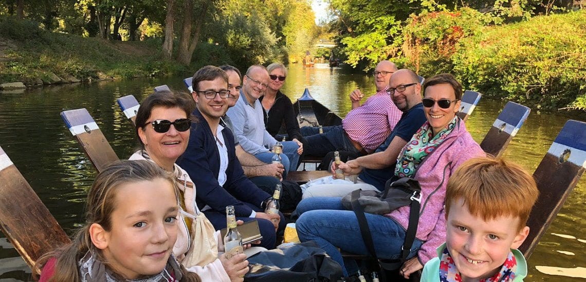 freieFarbe Gemeinsames Stochern auf dem Neckar in Tübingen