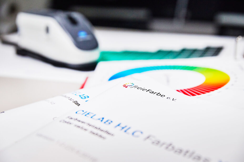 Proof.de: Runt årsskiftet kalibrerade Proof GmbH den halvmatta och mattfria CIELAB HLC ColourAtlas med totalt cirka 46 tusen mätningar med en mätanordning med sfäriskt huvud.