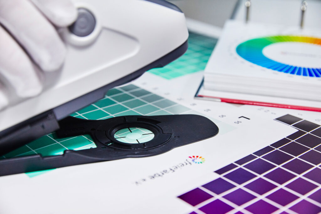 Proof.de: Proof GmbH mäter den halvmattfria färgen CIELAB HLC ColourAtlas med en KonicaMinolta kulhuvudmätare.