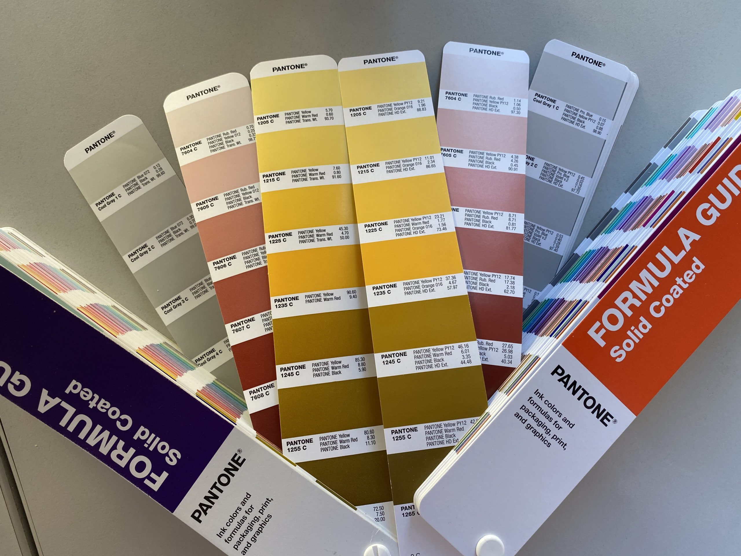 Ein Vergleich des vorherigen PANTONE Solid Coated Fächer mit der 2023er Version zeigt die Unterschiede in der Rezeptierung. Alle PANTONE Farbrezepturen haben sich geändert, bei den GRAY Tönen sind bis zu 5 Farben in einem Rezept kombiniert.