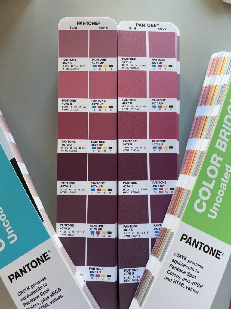 A comparação dos tons vermelhos de uma ventoinha PANTONE Color Bridge Uncoated 2020 com a versão 2023 da PANTONE também mostra áreas de cor impressas de forma desigual. Os valores CMYK, tal como os valores de referência LAB das cores PANTONE, permaneceram inalterados.