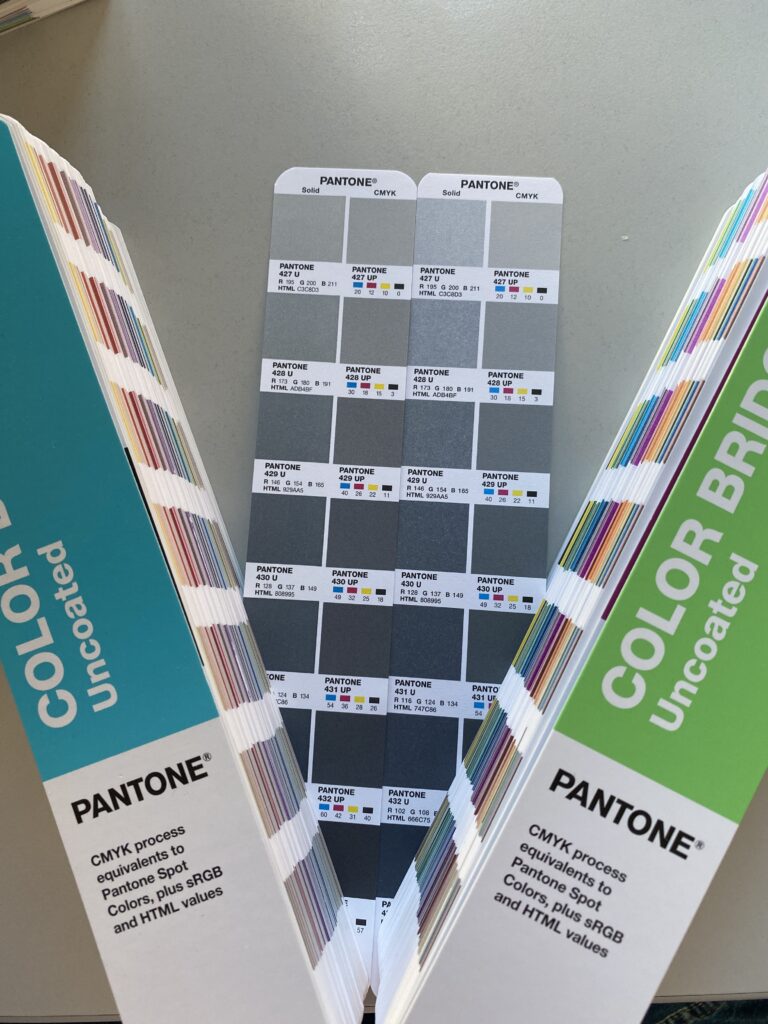 Der Vergleich eines 2020 PANTONE màu sắc Bridge Uncoated Fächers mit der 2023er Version von PANTONE zeigt auch hier unruhig gedruckt Farbflächen. Die CMYK Werte sind wie die LAB Referenzwerte der PANTONE Farben aber unverändert geblieben.