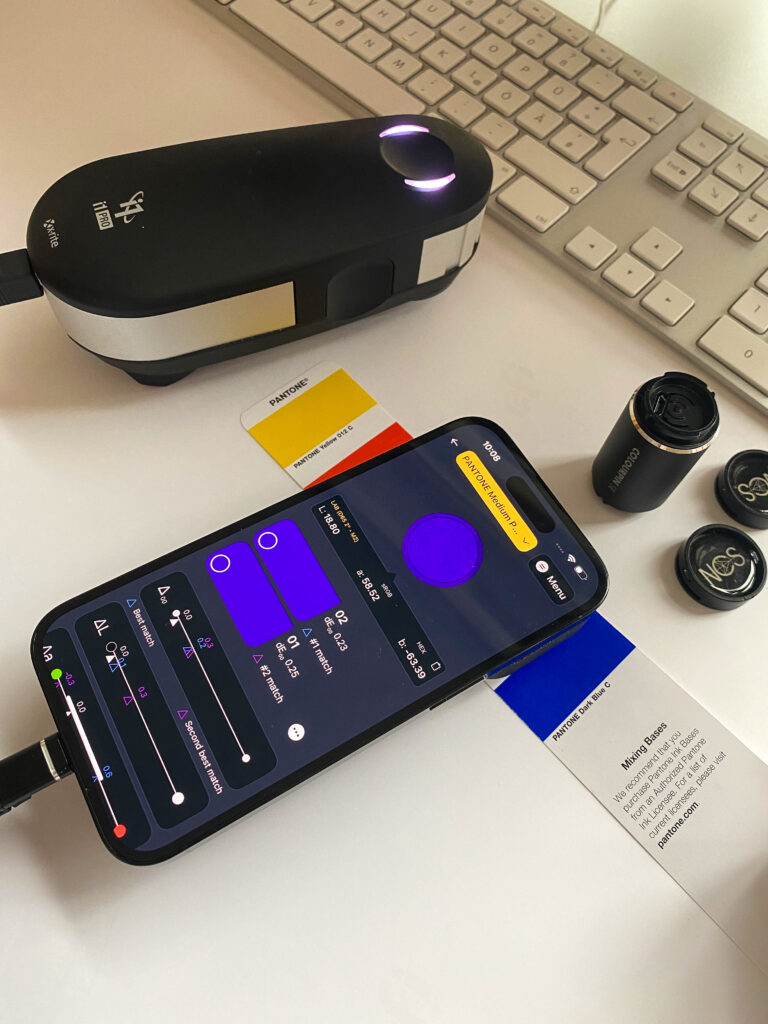 Simple selection of the measuring aperture with the iPhone 14 Pro and the xade nano+ and the NCS Colourpin SE