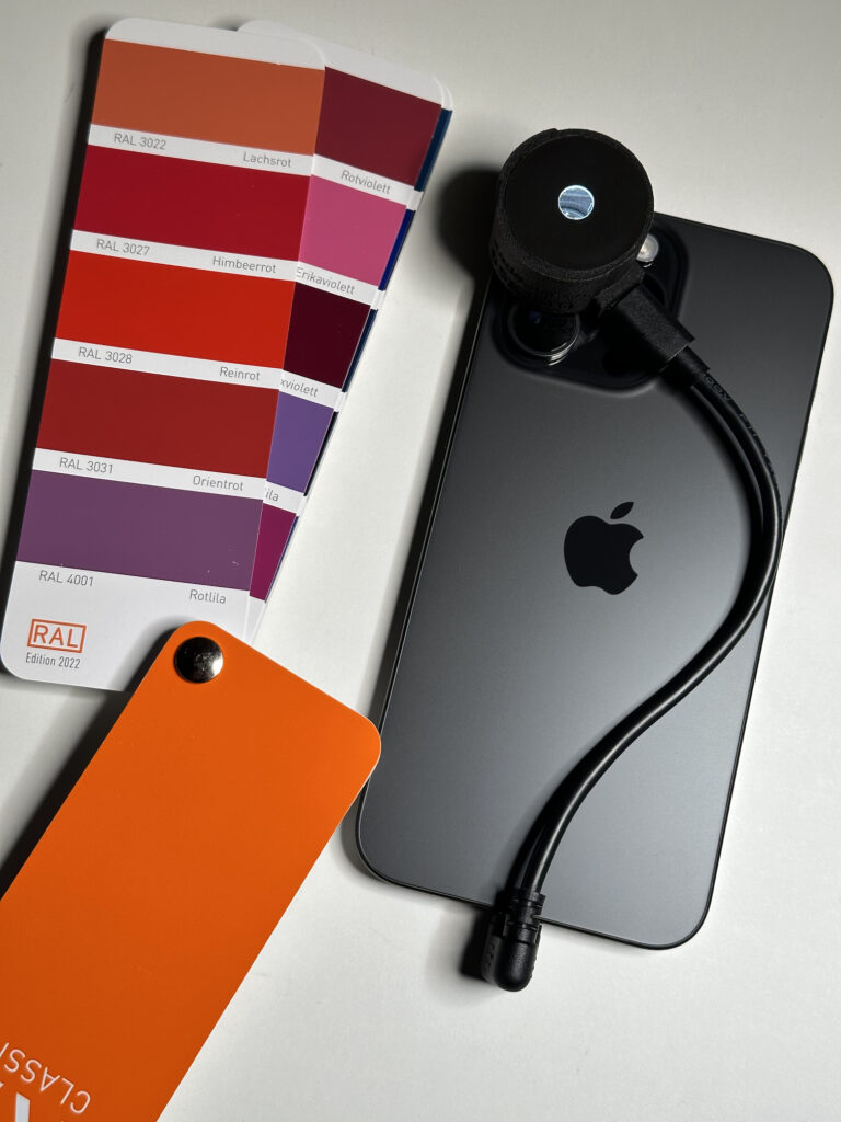 Lo xade nano su un iPhone 15 Pro Max. La testa di misurazione, che viene alimentata tramite la connessione Lightning o USB-C, è chiaramente visibile.